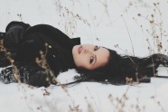 躺在雪地里的美女图片