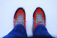 踩在雪地里的脚图片
