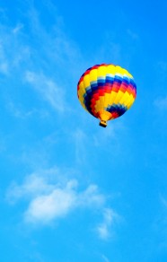 蓝天彩色热气球图片