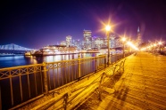 城市江边灯光夜景图片