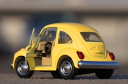 黄色玩具小汽车图片