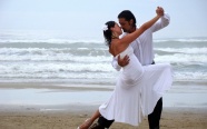 海边拉丁舞情侣图片