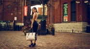 中国街拍美女露背性感图片