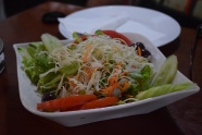一碗绿色蔬菜沙拉图片