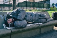 睡觉的乞丐图片