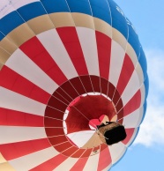空中彩色热气球图片