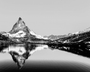 高山湖泊景观黑白图片