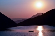 高山湖泊黄昏美景图片