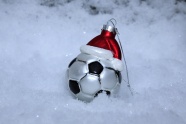 雪地圣诞彩球图片