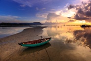黄昏海滩渔船图片