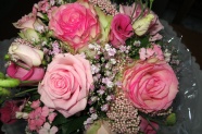 粉红色玫瑰花束图片