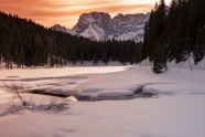 冬季冰雪湖泊风景图片