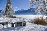 冬天高山湖泊雪景图片