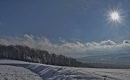 阳光下冬季雪景图片