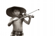拉小提琴的男生图片