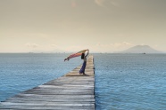 海边美女写真唯美背影图片