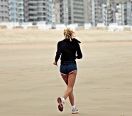 沙滩跑步美女背影图片