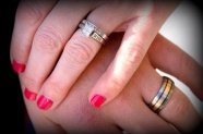 戴结婚戒指的手图片