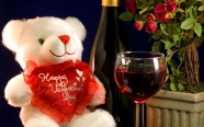 玩具熊和红酒图片