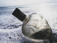 海上漂流玻璃瓶图片
