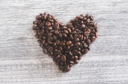 咖啡豆心形摆放图片