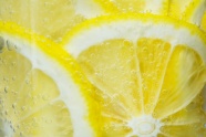 黄色柠檬片泡水图片