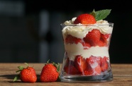 奶油草莓甜点图片