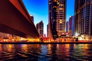 河岸城市建筑夜景图片