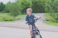 小男孩骑单车图片