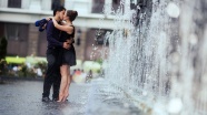 街头浪漫接吻情侣图片