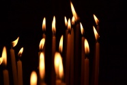 夜晚蜡烛火焰图片