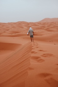一个人走沙漠背影图片