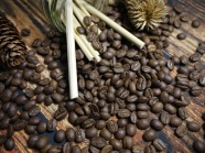 桌面棕色咖啡豆图片