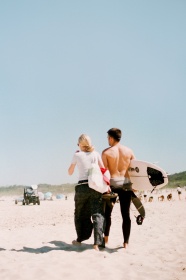 沙滩情侣背影图片