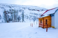 冬天雪地木屋图片
