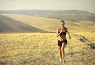 跑步运动的美女图片