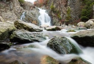 岩石瀑布溪流图片