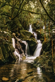 山间流水风景图片