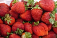 新鲜诱人草莓水果图片