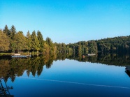 蔚蓝湖泊景观图片