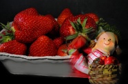 鲜红诱人草莓水果图片