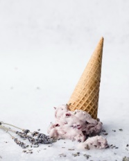 香草味甜筒冰淇淋图片