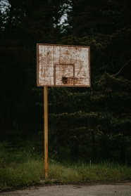 生锈户外篮球架图片