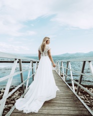 海边新娘婚纱背影图片