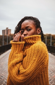 黄色毛衣非洲黑人图片