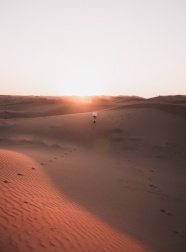 戈壁沙漠远行风景图片