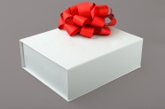白色礼盒包装设计图片