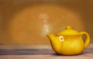 黄色陶瓷茶壶图片