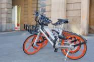 橙色摩拜共享单车图片