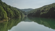 群山环绕山水湖泊图片